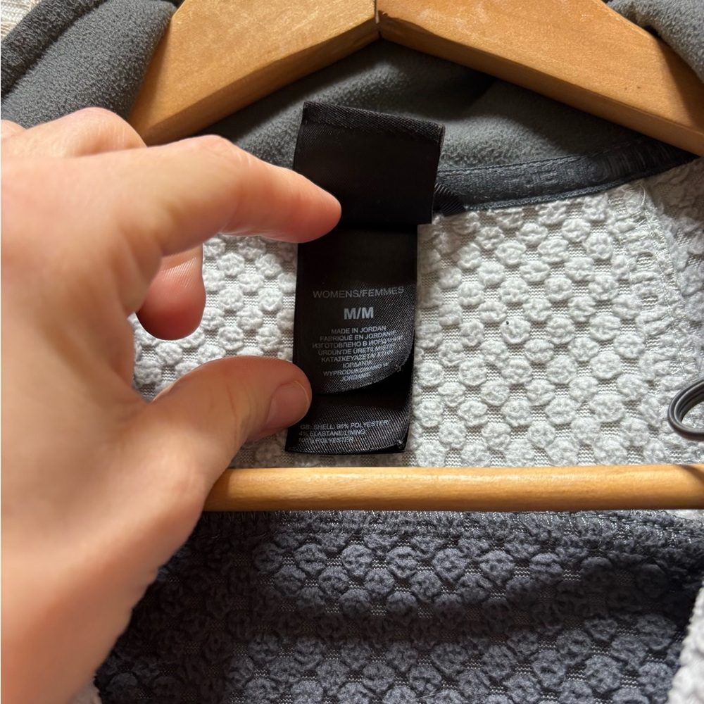 NWOT The North Face Women's Gray Jacket with Pink Details - Picture 3 of 8